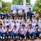 Wakil Gubernur Aceh, Fadhlullah SE, foto bersama usai menyerahkan piagam penghargaan kepada siswa berprestasi tingkat nasional pada peringatan Hari Pendidikan Daerah (Hardikda) 2025 di halaman Kantor Gubernur Aceh, Selasa (2/9/2025) 