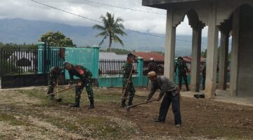 Babinsa Bersama Warga Bersihkan Lingkungan Masjid Guna Menyambut Peringatan Maulid Nabi Muhammad SAW