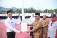 Foto/MC: Bupati Aceh Besar H. Muharram Idris menyerahkan SK Pengangkatan secara simbolis kepada perwakilan PPPK di halaman Kantor Bupati Aceh Besar, Senin 9/9/2025