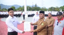 Foto/MC: Bupati Aceh Besar H. Muharram Idris menyerahkan SK Pengangkatan secara simbolis kepada perwakilan PPPK di halaman Kantor Bupati Aceh Besar, Senin 9/9/2025