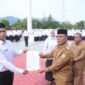 Foto/MC: Bupati Aceh Besar H. Muharram Idris menyerahkan SK Pengangkatan secara simbolis kepada perwakilan PPPK di halaman Kantor Bupati Aceh Besar, Senin 9/9/2025