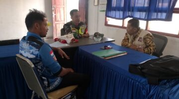 Babinsa Melaksanakan Komsos dan Cek Data Penduduk di Kantor Desa