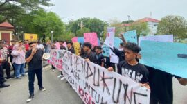 Desak Tangkap Tersangka Korupsi Wastafel Syifak M Yus, Puluhan Pemuda Berujuk Rasa Ke Mapolda Aceh