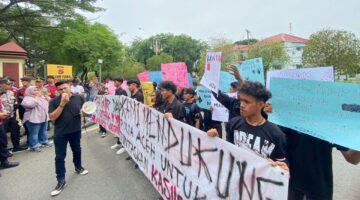 Desak Tangkap Tersangka Korupsi Wastafel Syifak M Yus, Puluhan Pemuda Berujuk Rasa Ke Mapolda Aceh