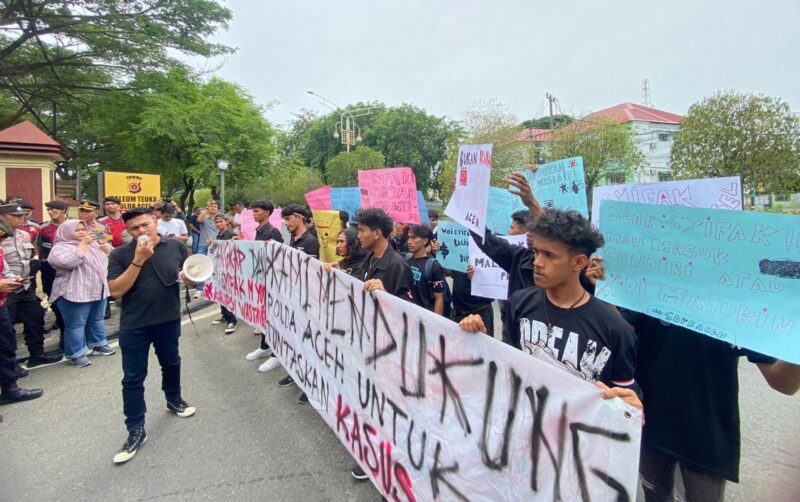 Desak Tangkap Tersangka Korupsi Wastafel Syifak M Yus, Puluhan Pemuda Berujuk Rasa Ke Mapolda Aceh