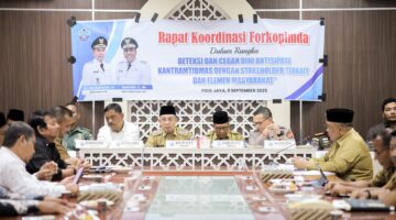 Bupati Pidie Jaya, H. Sibral Malasyi MA, S.Sos, ME saat memimpin rapat koordinasi bersama Forum Komunikasi Pimpinan Daerah (Forkopimda), Selasa  (9/9/2025).foto.ist