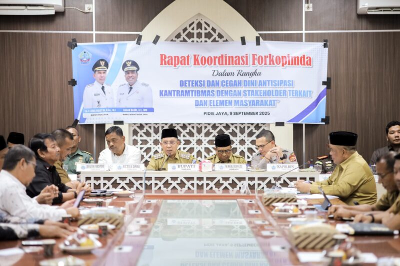 Bupati Pidie Jaya, H. Sibral Malasyi MA, S.Sos, ME saat memimpin rapat koordinasi bersama Forum Komunikasi Pimpinan Daerah (Forkopimda), Selasa  (9/9/2025).foto.ist