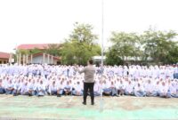 Kapolres Pidie Jaya, AKBP Ahmad Faisal Pasaribu, membakar semangat para pelajar dengan pesan Kapolda Aceh bertajuk “Aceh Metuah” — motivasi agar generasi muda tumbuh cerdas, disiplin, dan berkarakter.di SMA Negeri 1 Meureudu, Senin (15/9/2025), foto. Ist