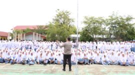 Kapolres Pidie Jaya, AKBP Ahmad Faisal Pasaribu, membakar semangat para pelajar dengan pesan Kapolda Aceh bertajuk “Aceh Metuah” — motivasi agar generasi muda tumbuh cerdas, disiplin, dan berkarakter.di SMA Negeri 1 Meureudu, Senin (15/9/2025), foto. Ist