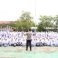 Kapolres Pidie Jaya, AKBP Ahmad Faisal Pasaribu, membakar semangat para pelajar dengan pesan Kapolda Aceh bertajuk “Aceh Metuah” — motivasi agar generasi muda tumbuh cerdas, disiplin, dan berkarakter.di SMA Negeri 1 Meureudu, Senin (15/9/2025), foto. Ist