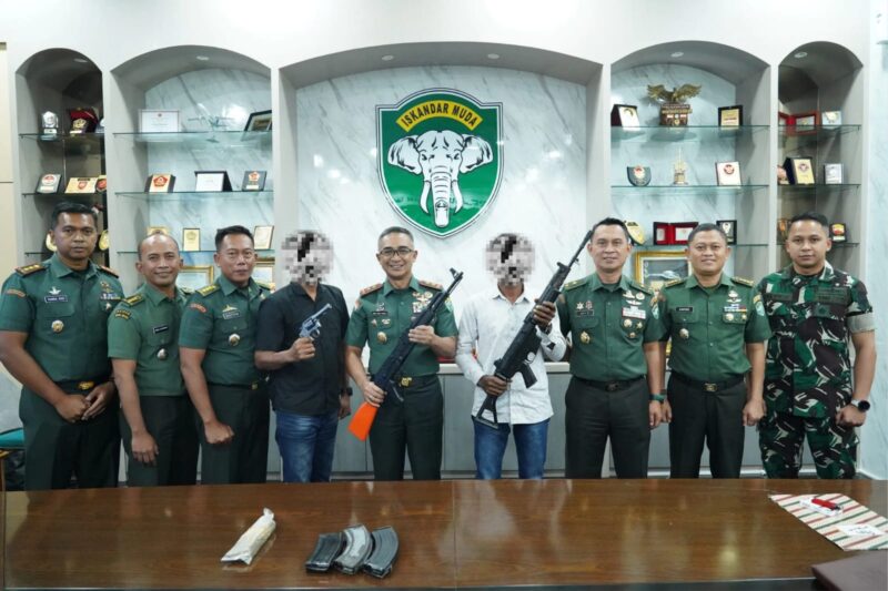 Pangdam Iskandar Muda Terima penyerahan tiga pucuk Senjata Api Sisa Konflik dari masyarakat Foto: Humas Kodam