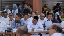 Bupati Aceh Besar, Muharram Idris, menghadiri rapat konsolidasi Satgas Nasional, Satgas Provinsi, dan Satgas Kabupaten/Kota Koperasi Desa Merah Putih (KDMP) se-Aceh di Gedung Serbaguna Setda Aceh, Kamis (18/9/2025). Foto: MC/ Aceh Besar.