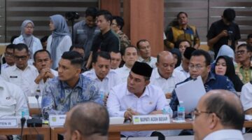 Bupati Aceh Besar, Muharram Idris, menghadiri rapat konsolidasi Satgas Nasional, Satgas Provinsi, dan Satgas Kabupaten/Kota Koperasi Desa Merah Putih (KDMP) se-Aceh di Gedung Serbaguna Setda Aceh, Kamis (18/9/2025). Foto: MC/ Aceh Besar.