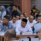 Bupati Aceh Besar, Muharram Idris, menghadiri rapat konsolidasi Satgas Nasional, Satgas Provinsi, dan Satgas Kabupaten/Kota Koperasi Desa Merah Putih (KDMP) se-Aceh di Gedung Serbaguna Setda Aceh, Kamis (18/9/2025). Foto: MC/ Aceh Besar.