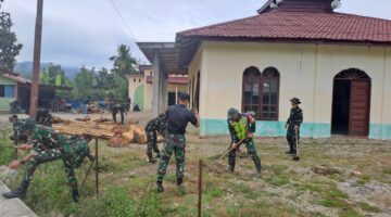 Babinsa Bersama Anggota Yon TP 855/RD laksanakan Jum’at Bersih