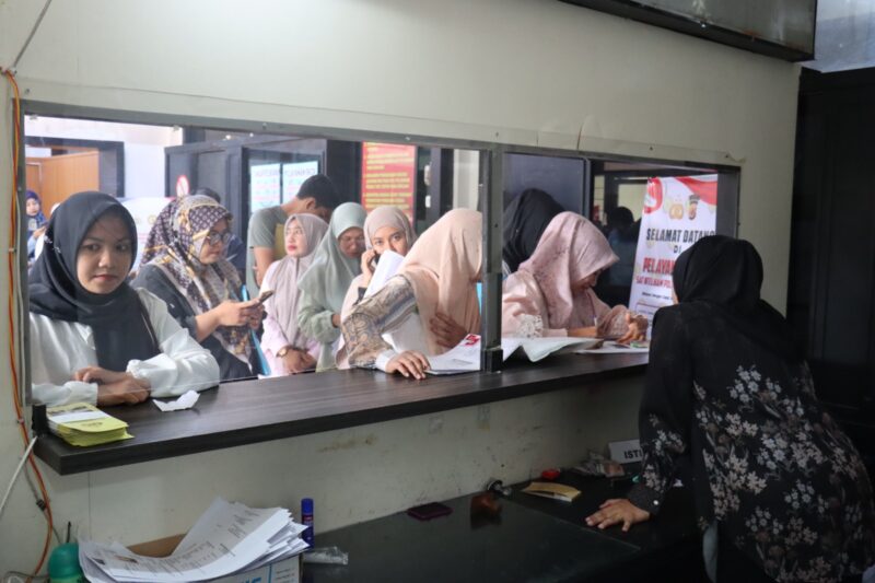Polresta Banda Aceh layani warga Masyarakat untuk mengurus Surat Keterangan Catatan Kepolisian (SKCK) sebagai persyaratan pendaftaran Pegawai Pemerintah dengan Perjanjian Kerja (PPPK) paruh waktu. Selasa (16/9/2025)
