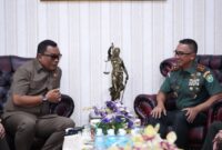  Mayor Jenderal TNI Joko Hadi Susilo, S.I.P., melaksanakan silaturahmi dengan Kepala Kejaksaan Tinggi (Kajati) Aceh, Yudi Triadi, S.H., M.H., bertempat di Kantor Kejaksaan Tinggi Aceh, Desa Lamcot, Kecamatan Darul Imarah, Aceh Besar, Selasa (16/9/2025).