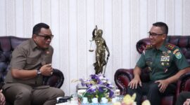  Mayor Jenderal TNI Joko Hadi Susilo, S.I.P., melaksanakan silaturahmi dengan Kepala Kejaksaan Tinggi (Kajati) Aceh, Yudi Triadi, S.H., M.H., bertempat di Kantor Kejaksaan Tinggi Aceh, Desa Lamcot, Kecamatan Darul Imarah, Aceh Besar, Selasa (16/9/2025).
