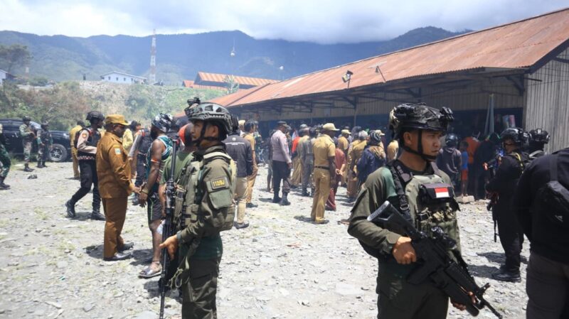  Yonif 112/Dharmajaya Letkol Inf Fiska Bagus Tri Sunaryanto secara langsung turut hadir dalam kegiatan inpeksi operasi pasar yang diselenggarakan oleh Forum Komunikasi Pimpinan Daerah (Forkopimda) Puncak Jaya, Provinsi Papua Tengah,Selasa(16/9/2025). 