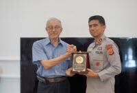  Irjen Marzuki Ali Basyah bersama Wakapolda Brigjen Ari Wahyu Widodo melaksanakan silaturahmi dengan Wali Nanggroe Aceh Paduka Yang Mulia Tgk. Malik Mahmud Al Haytar di kediamannya, Lampenerut, Kabupaten Aceh Besar, Jumat, 19 September 2025.
