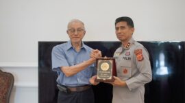  Irjen Marzuki Ali Basyah bersama Wakapolda Brigjen Ari Wahyu Widodo melaksanakan silaturahmi dengan Wali Nanggroe Aceh Paduka Yang Mulia Tgk. Malik Mahmud Al Haytar di kediamannya, Lampenerut, Kabupaten Aceh Besar, Jumat, 19 September 2025.