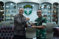 Mayor Jenderal TNI Joko Hadi Susilo, S.I.P., menerima audiensi dari General Manager Garuda Indonesia Aceh, Bapak Nano Setiawan beserta rombongan di ruang kerja  Jum’at (19/09/2025).