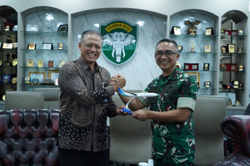 Mayor Jenderal TNI Joko Hadi Susilo, S.I.P., menerima audiensi dari General Manager Garuda Indonesia Aceh, Bapak Nano Setiawan beserta rombongan di ruang kerja  Jum’at (19/09/2025).