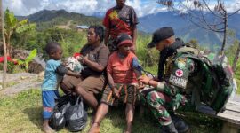 Kegiatan ini berlangsung Didaerah Kampung binaan Pos Puncak Senyum Satgas Yonif 112/DJ, penyerahan secara simbolis oleh Danpos Puncak Senyum Letda Inf Afdan Bachtila kepada masyarakat Setempat, Rabu (24/09/2025). 