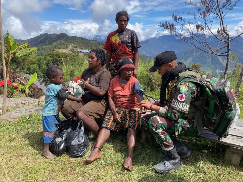 Kegiatan ini berlangsung Didaerah Kampung binaan Pos Puncak Senyum Satgas Yonif 112/DJ, penyerahan secara simbolis oleh Danpos Puncak Senyum Letda Inf Afdan Bachtila kepada masyarakat Setempat, Rabu (24/09/2025). 