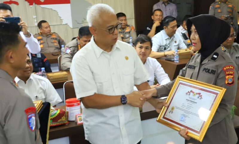 Atas kiprahnya itu, Aipda Rosita Rahayu mendapatkan piagam penghargaan dari Kompolnas. Penghargaan atas jasanya dalam perdamaian Aceh itu diserahkan langsung oleh Ketua Harian Kompolnas Drs. Arief Wicaksono di Aula Machdum Sakti Polda Aceh pada Selasa, 23 September 2025.