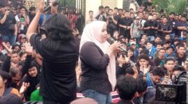 Aliansi Rakyat Aceh bersama elemen masyarakat menggelar aksi demonstrasi di depan Gedung Dewan Perwakilan Rakyat Aceh (DPRA), Banda Aceh, pada Senin (1/9/2025).