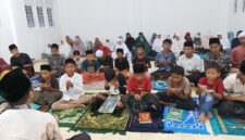 Siswa- Siswi sedang baca yasin di bimbing oleh Wali Asuh, Kamis (2/10/2025) foto. Dok Jurnalis TLii.