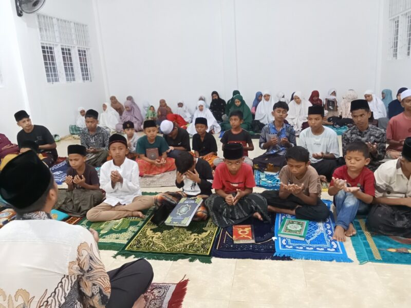 Siswa- Siswi sedang baca yasin di bimbing oleh Wali Asuh, Kamis (2/10/2025) foto. Dok Jurnalis TLii.