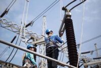 Tim teknisi PLN UID Aceh sedang pemberbaiki gangguan sistim di wilayah gangguan, Selasa (30/9/2025)