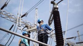 Tim teknisi PLN UID Aceh sedang pemberbaiki gangguan sistim di wilayah gangguan, Selasa (30/9/2025)