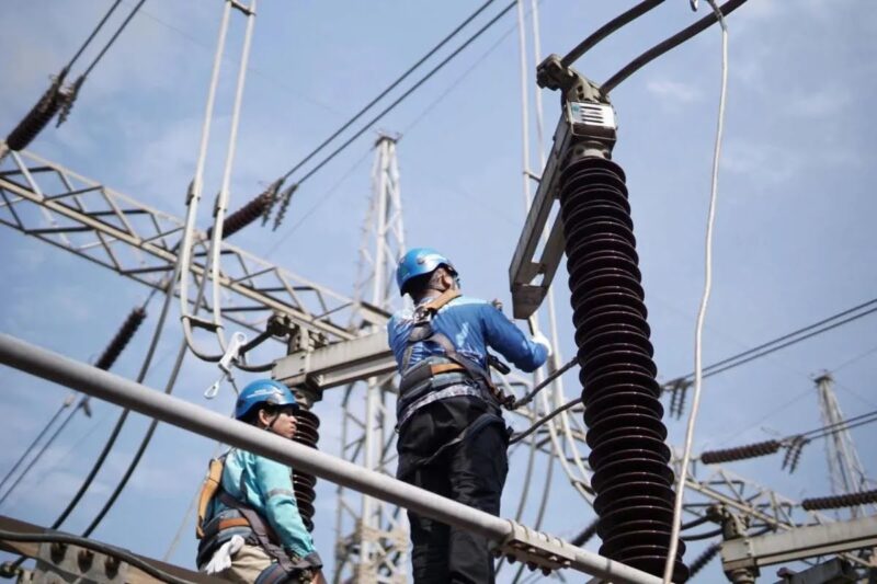 Tim teknisi PLN UID Aceh sedang pemberbaiki gangguan sistim di wilayah gangguan, Selasa (30/9/2025)