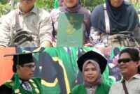 Ketulusan Cinta dan Do'a Orang Tua Tunanetra, Antarkan Armaya Rosa Raih Gelar Sarjana