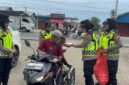 Polwan Polres Pidie Jaya melaksanakan patroli sekaligus kegiatan sosial Jumat Berkah di wilayah Kecamatan Trienggadeng, Jumat (3/10/2025).foto.ist