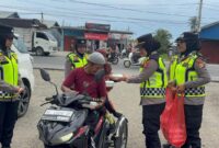 Polwan Polres Pidie Jaya melaksanakan patroli sekaligus kegiatan sosial Jumat Berkah di wilayah Kecamatan Trienggadeng, Jumat (3/10/2025).foto.ist