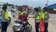 Polwan Polres Pidie Jaya melaksanakan patroli sekaligus kegiatan sosial Jumat Berkah di wilayah Kecamatan Trienggadeng, Jumat (3/10/2025).foto.ist