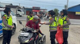 Polwan Polres Pidie Jaya melaksanakan patroli sekaligus kegiatan sosial Jumat Berkah di wilayah Kecamatan Trienggadeng, Jumat (3/10/2025).foto.ist