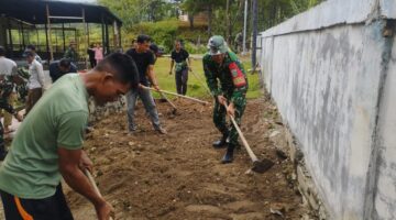 Babinsa Bersama Warga Bersih-bersih Lingkungan 