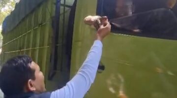 Wagub Aceh H. Fadhlullah Sapa Pengendara Truk Plat Luar Daerah di Gunung Gurute