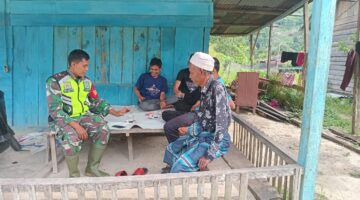Bentuk Keakraban Dengan Warga,Babinsa Koramil 09 /Putri Betung Melaksanakan Komsos Dengan Warga Desa Binaan
