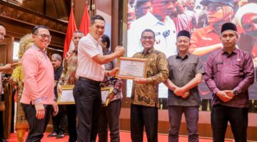 Bupati Pidie Jaya Raih Penghargaan Tokoh Peduli Kesehatan Jiwa dari Gubernur Aceh