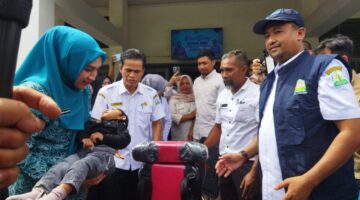 Ny. Marlina Muzakir Serahkan Kursi Roda untuk Masyarakat Aceh