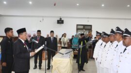Sebanyak 81 keuchik terpilih dari delapan kecamatan  mengucap sumpah jabatan di hadapan Bupati Pidie Jaya, H. Sibral Malasyi, MA., S.Sos., ME, didampingi Wakil Bupati Hasan Basri, ST., MM. Kamis(23/10/2025).foto.ist