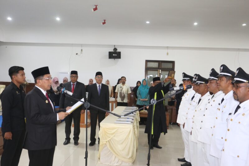 Sebanyak 81 keuchik terpilih dari delapan kecamatan  mengucap sumpah jabatan di hadapan Bupati Pidie Jaya, H. Sibral Malasyi, MA., S.Sos., ME, didampingi Wakil Bupati Hasan Basri, ST., MM. Kamis(23/10/2025).foto.ist
