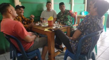 Babinsa Posramil Dabungelang Melaksanakan Komsos Dengan Warga