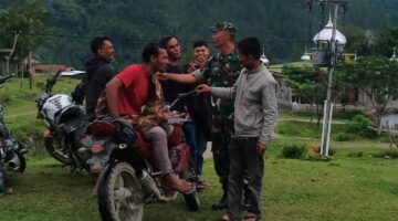 Babinsa melaksanakan giat komsos bersama Tokoh Pemuda